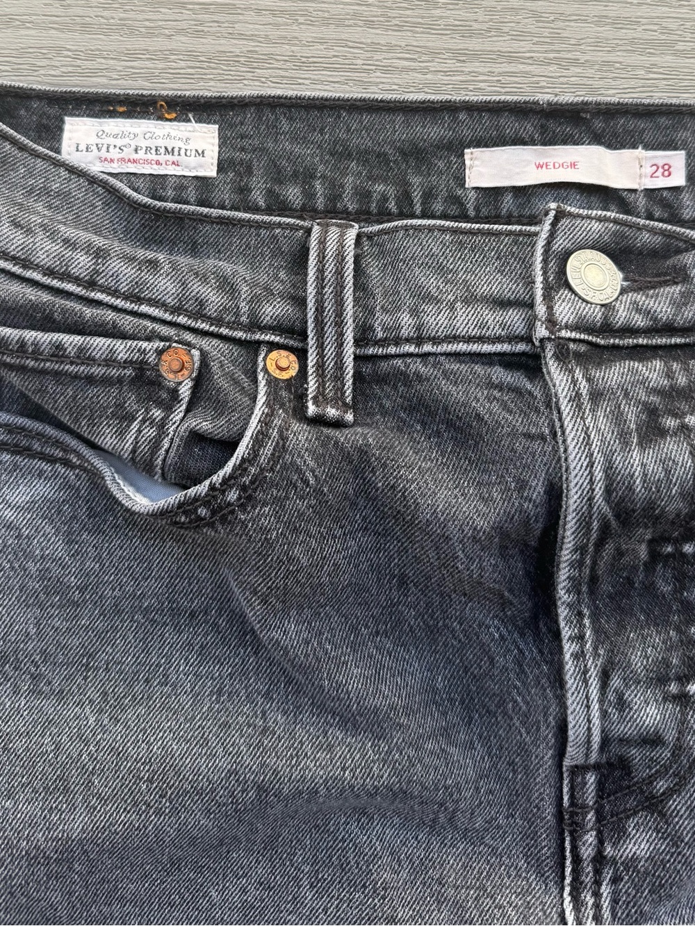 Levi's Premium Wedgie Fit Jeans Women’s 28 High Rise Straight Denim in Charcoal